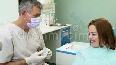 牙科医生在<strong>口腔</strong>科和病人谈话